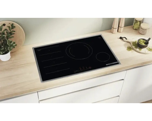 Plaque de cuisson noire dans une cuisine lumineuse