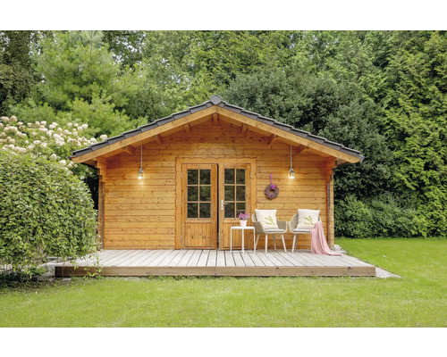 Holzgartenhaus mit Terrasse und Gartenmöbeln im Grünen