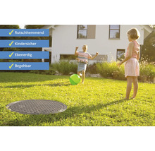 Bodenebene Schachtabdeckung im Garten mit spielenden Kindern, rutschhemmend, kindersicher und begehbar