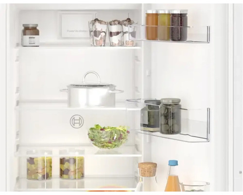 Intérieur d''un réfrigérateur avec des aliments sur des étagères