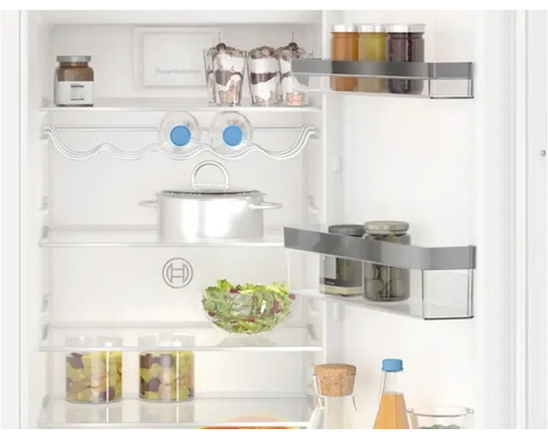 Innenansicht eines Kühlschranks mit verschiedenen Lebensmitteln