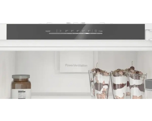 Innenansicht eines Kühlschranks mit Temperaturregler und PowerVentilation