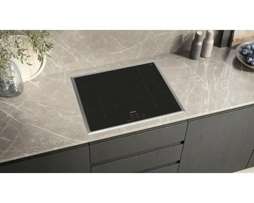 Schwarzes Siemens Induktionskochfeld auf einer Küchentheke