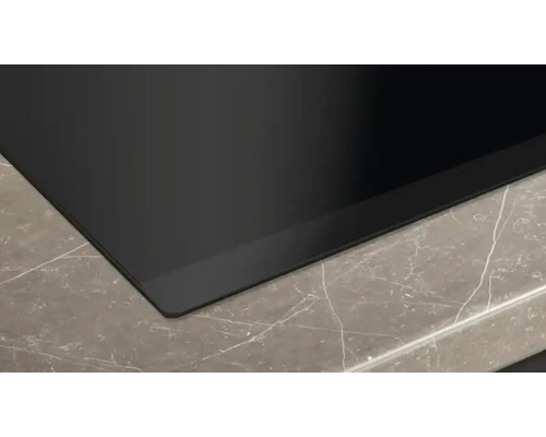 Vue détaillée d''une plaque de cuisson noire sur un plan de travail