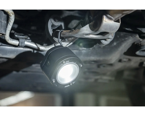 Lampe de travail avec crochet fixée sous un véhicule