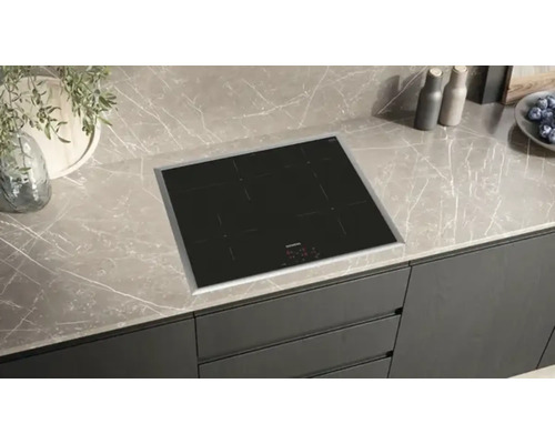 Schwarzes Siemens Induktionskochfeld in einer modernen Küche