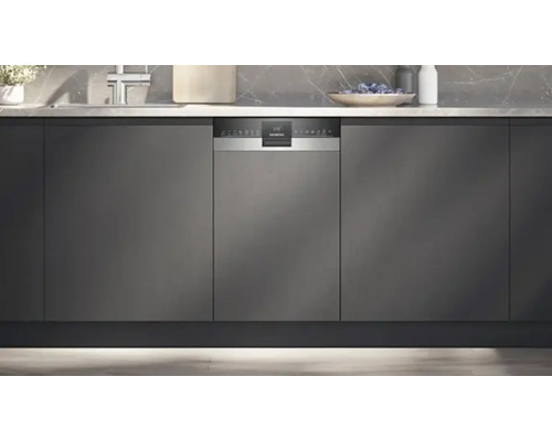 Lave-vaisselle Siemens intégré dans une cuisine moderne.