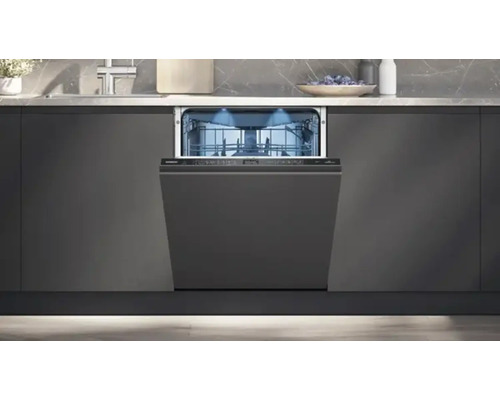 Lave-vaisselle semi-intégré dans une cuisine moderne avec porte ouverte, éclairage intérieur et logo Siemens.