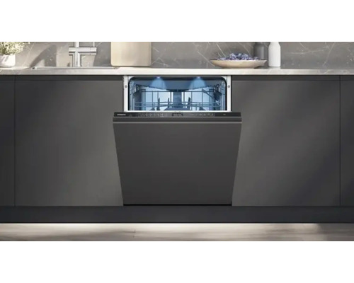 Lave-vaisselle ouvert dans une cuisine moderne.