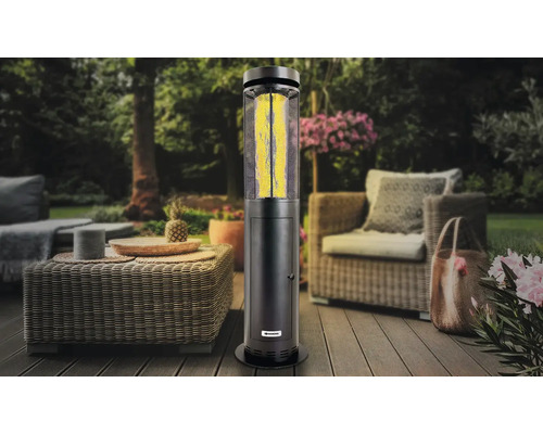 Scène de terrasse avec chauffage vertical, table en rotin et fauteuils en rotin