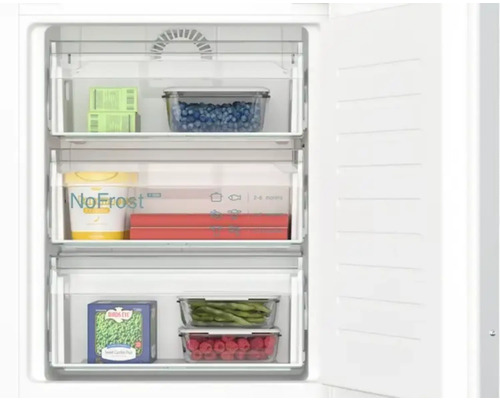 Congélateur avec différents aliments dans des récipients transparents