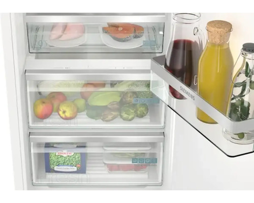 Intérieur d''un réfrigérateur avec des aliments dans des compartiments et sur une étagère