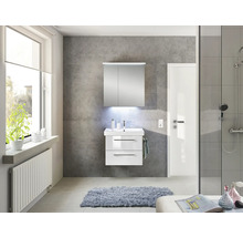 Salle de bain moderne avec lavabo, armoire de toilette et douche