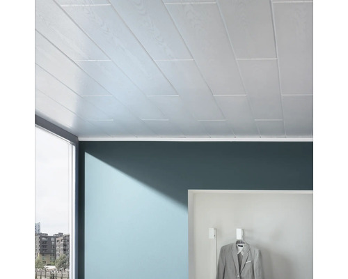 Zimmerdecke mit Paneelen in Holzoptik