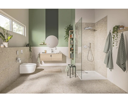 Salle de bains lumineuse avec douche, lavabo, toilettes et accessoires assortis pour un design moderne