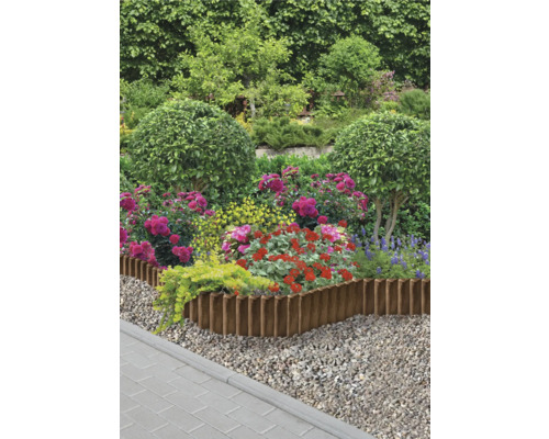 Jardin avec fleurs et bordure de parterre