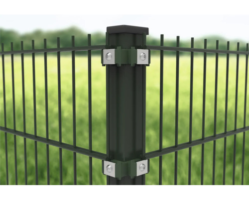 Coin de clôture en treillis métallique avec poteaux et fixation