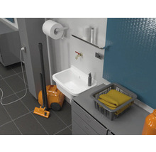 Buanderie avec lavabo, aspirateur, panier à linge et divers articles de nettoyage