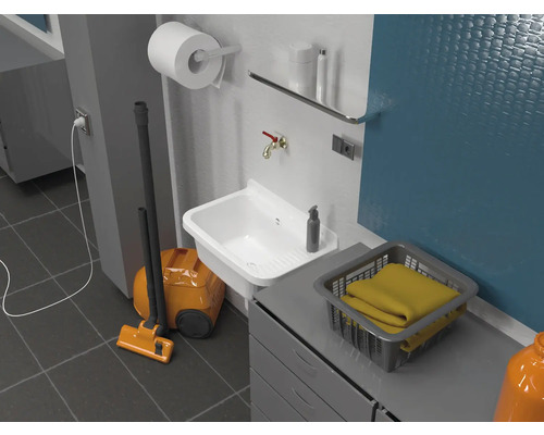 Buanderie avec lavabo, aspirateur, panier à linge et divers articles de nettoyage