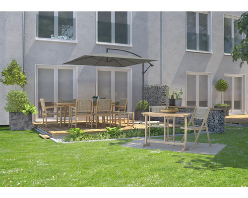 Aussenansicht eines Gartens mit Esstisch, Stühlen und Sonnenschirm