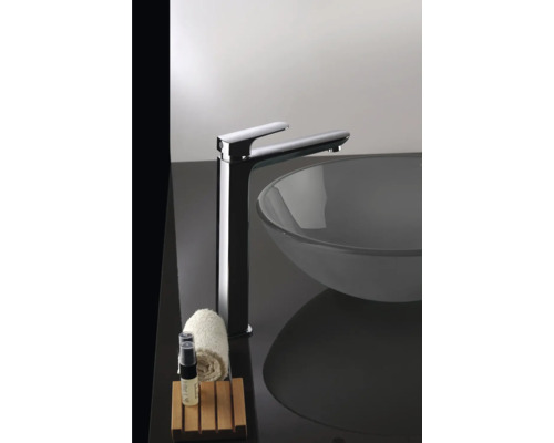 Robinet de lavabo à côté d''un lavabo avec serviette et savon