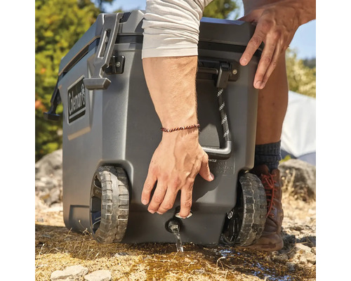 Coleman Kühlbox mit Rollen und Ablassventil im Außeneinsatz