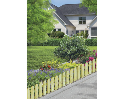 Jardin avec clôture en bois et parterre de fleurs