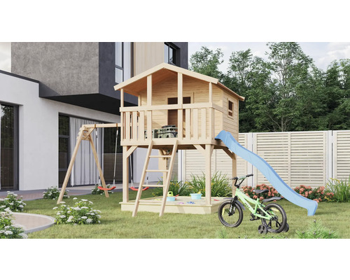Spielplatz mit Baumhaus, Schaukel, Rutsche und Sandkasten im Garten.