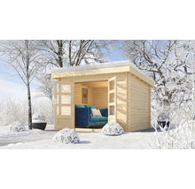 Holzgartenhaus mit geöffneten Türen im Wintergarten