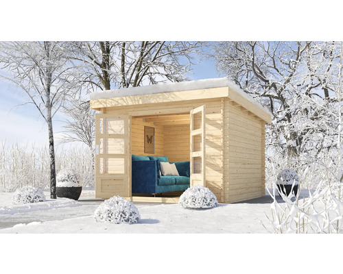 Holzgartenhaus mit geöffneten Türen im Wintergarten