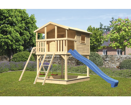 Spielturm aus Holz mit Rutsche, Leiter und Schaukel im Garten