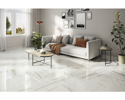 Séjour lumineux avec carrelage imitation marbre, canapé et décoration