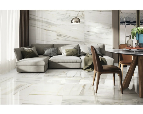Salon avec carrelage imitation marbre, canapé et table à manger