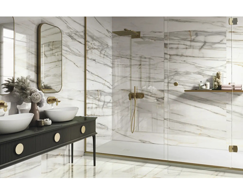 Salle de bains lumineuse avec carrelage en marbre, double vasque et douche