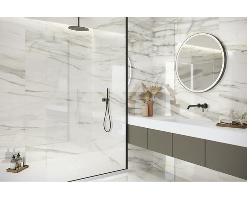 Salle de bain moderne avec carrelage en marbre, douche et lavabo