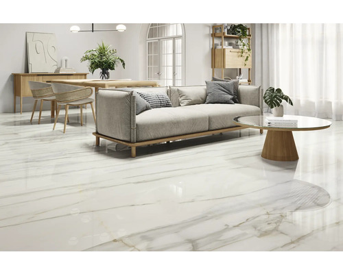 Salon lumineux avec canapé, table basse et revêtement de sol brillant aspect marbre