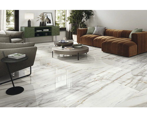 Salon avec carrelage imitation marbre, canapé et table d''appoint