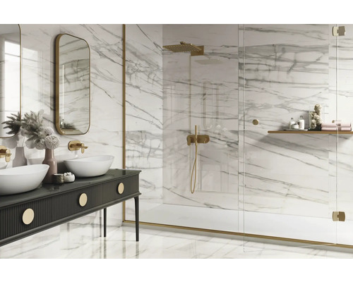 Salle de bain lumineuse avec carrelage en marbre, double vasque et douche avec paroi en verre