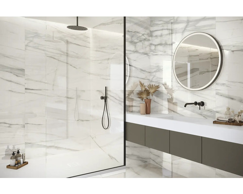 Salle de bain avec douche, lavabo et miroir avec carrelage en marbre