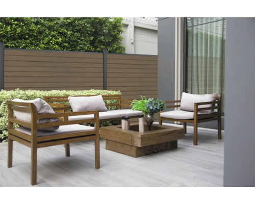 Terrasse mit Holzzaun, Sitzgruppe und Holztisch