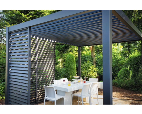 Pergola avec toit à lamelles et coin repas dans le jardin