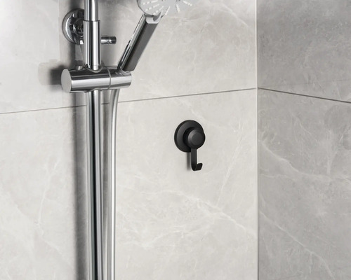 Barre de douche et crochet sur un mur carrelé dans la salle de bain