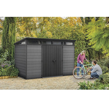 Abri de jardin gris avec lanterneau et deux personnes réparant un vélo