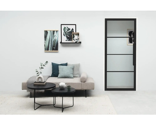 Wohnzimmer mit Sofa, Couchtisch, Wanddekoration und Innentür mit Glaseinsatz