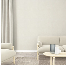 Wohnzimmer mit Sofa, Sessel, Tisch und Vorhang