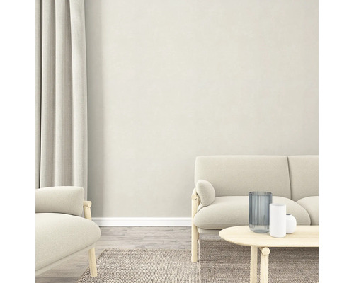 Wohnzimmer mit Sofa, Sessel, Tisch und Vorhang