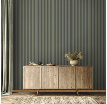 Wohnraum mit vertikal gestreifter Tapete und Holzkommode