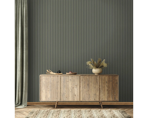 Wohnraum mit vertikal gestreifter Tapete und Holzkommode