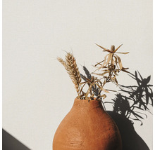 Dekorative Getreidehalme und Zweige in einer Keramikvase