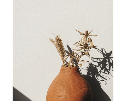 Dekorative Getreidehalme und Zweige in einer Keramikvase